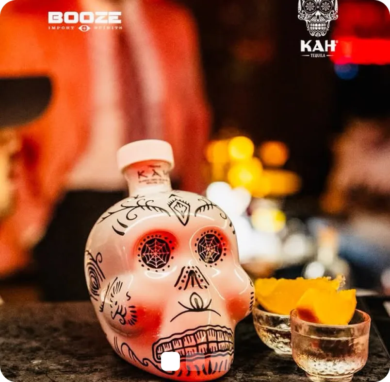 Booze.mn-ийн нийлүүлдэг KAH Tequila шил, баарны орчинд